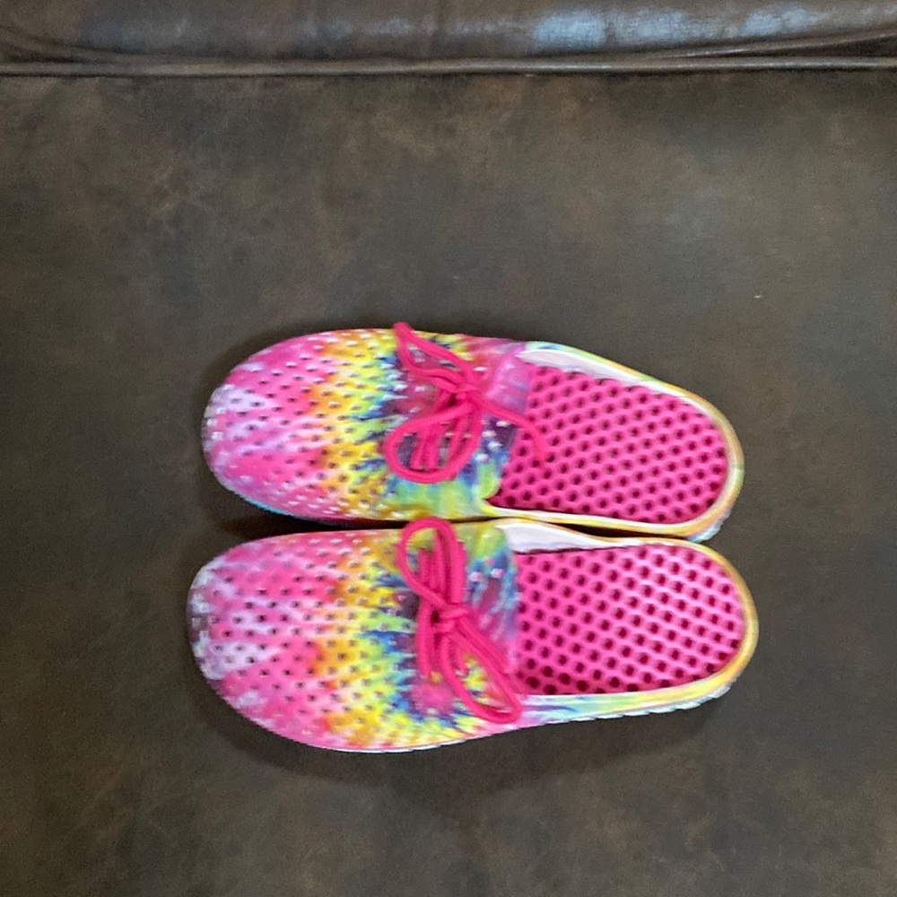 Clogs great for the water size 7 tie dyed